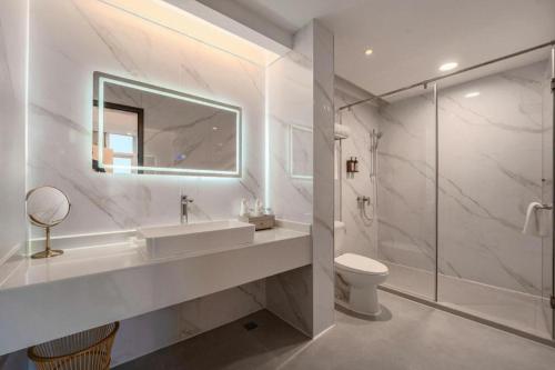 Et badeværelse på Exchange Bank Hotel Hainan