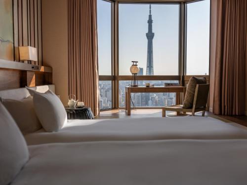 Schlafzimmer mit einem Bett und Blick auf den Eiffelturm in der Unterkunft Asakusa View Hotel in Tokio