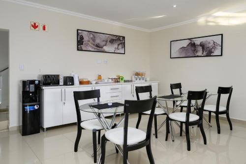 comedor con sillas y mesa y cocina en Montrose BnB, en Margate