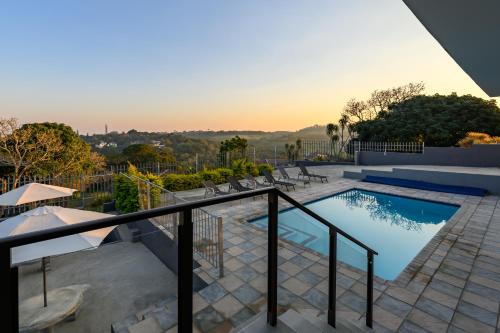 una piscina en el tejado de una casa en Montrose BnB, en Margate