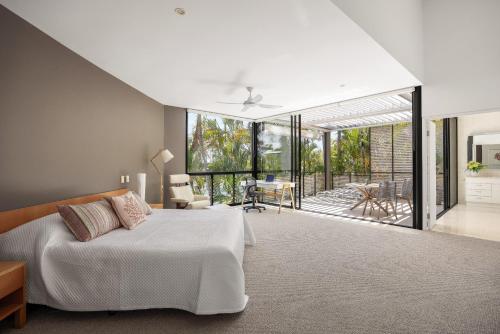 Ένα ή περισσότερα κρεβάτια σε δωμάτιο στο Luxury Retreat with Private Beach & Jetty