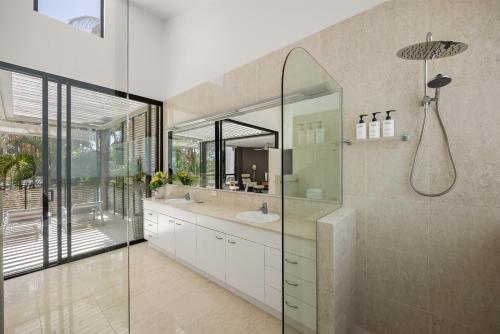 Ένα μπάνιο στο Luxury Retreat with Private Beach & Jetty