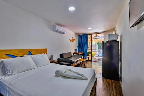 Un dormitorio con una cama y una sala de estar. en Shark Town Mal Pais, en Santa Teresa Beach