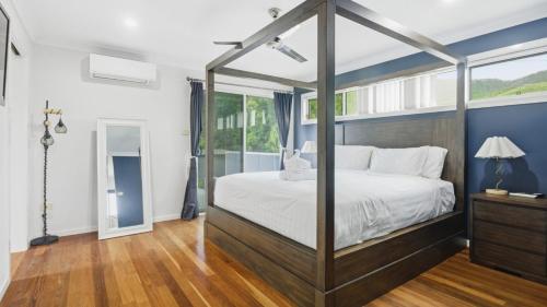 Giường trong phòng chung tại Station on Pearce