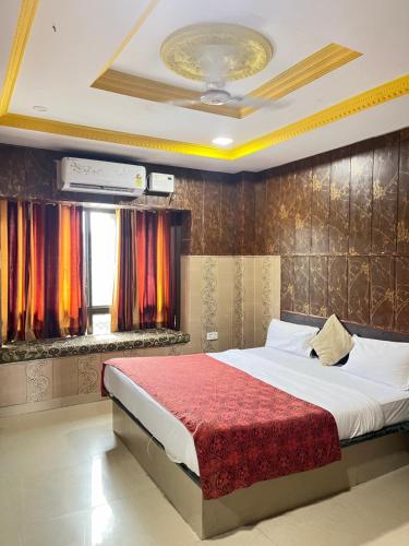 Postel nebo postele na pokoji v ubytování SHREE DWARKESH RESORT & WATERPARK I 07km from shreenathji temple 966o9o1oo6