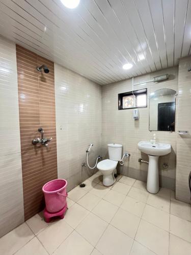 Koupelna v ubytování SHREE DWARKESH RESORT & WATERPARK I 07km from shreenathji temple 966o9o1oo6