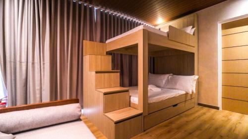 Etagenbett in einem kleinen Zimmer mit in der Unterkunft Villa Sorrento by SMS Hospitality in San Antonio