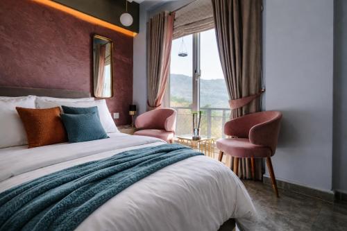 Ένα ή περισσότερα κρεβάτια σε δωμάτιο στο Presidential 3-Bedroom Family Cottage With Mountains View - Murree Hills