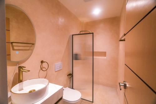 ein Badezimmer mit Toilette, Waschbecken und Dusche in der Unterkunft Villa Sorrento by SMS Hospitality in San Antonio