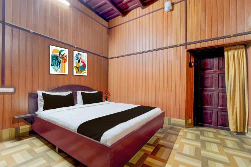 Postel nebo postele na pokoji v ubytování Hotel O Kallar Vattiyar Waterfalls Munnar