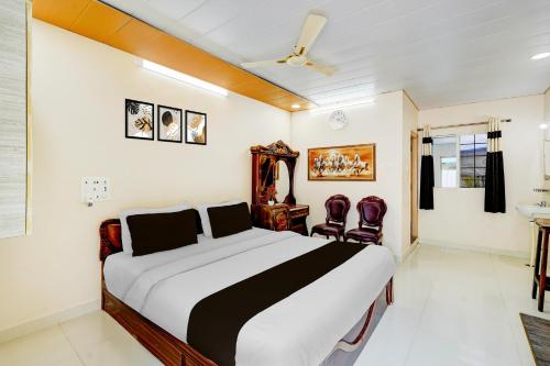 Ένα ή περισσότερα κρεβάτια σε δωμάτιο στο Super Hotel O Chittoor Railway Station Formerly Four Oaks