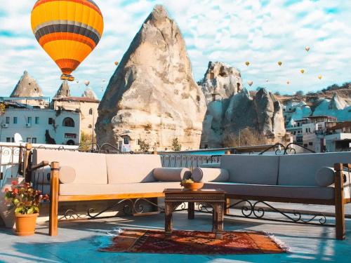 - un salon avec un canapé et une montgolfière dans l'établissement Hanzade Cappadocia, à Gorëme