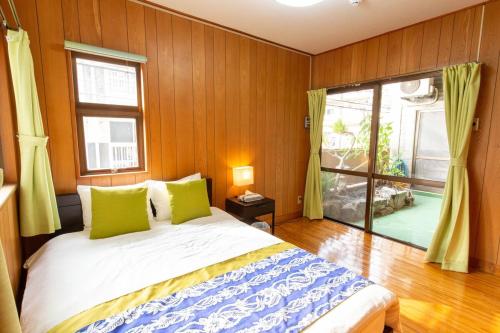 En eller flere senge i et værelse på Guest House Matsuyama