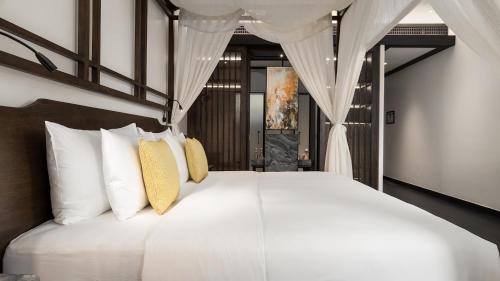 Postel nebo postele na pokoji v ubytování Anjali by Syphon