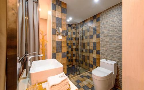 Ένα μπάνιο στο Guilin Lakeside Yige Hotel