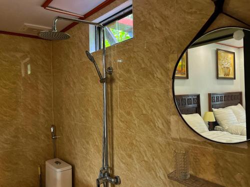 Et badeværelse på Whisper Stay I The Hillside Villa