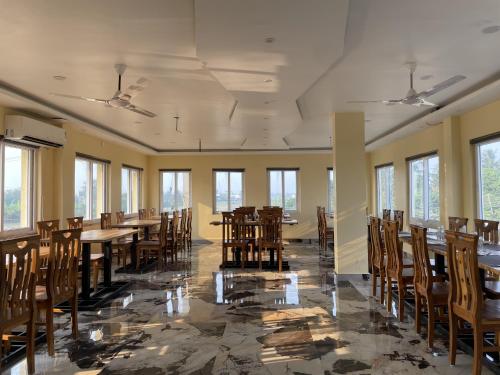 En restaurant eller et andet spisested på Tiger Inn Beach Resort