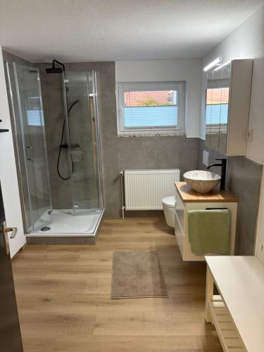 ein Badezimmer mit Dusche, Toilette und Waschbecken in der Unterkunft Ferienwohnung am Ith in Eschershausen