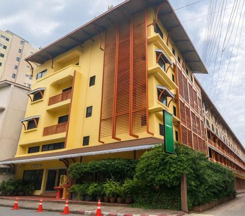 Tòa nhà nơi khách sạn tọa lạc