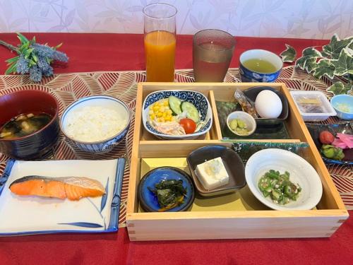 a tray of food with different types of food on a table at KOUBOUNOYU HONTEN in Shizuoka