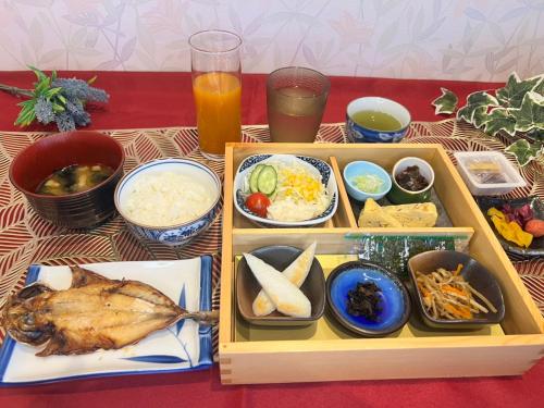 a tray of food on a table with food at KOUBOUNOYU HONTEN in Shizuoka