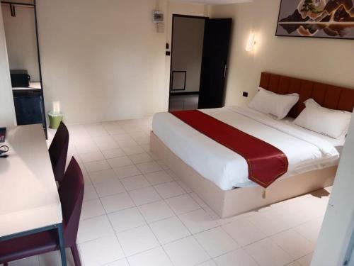 Een bed of bedden in een kamer bij Hotel Soni Mansion Pratunam