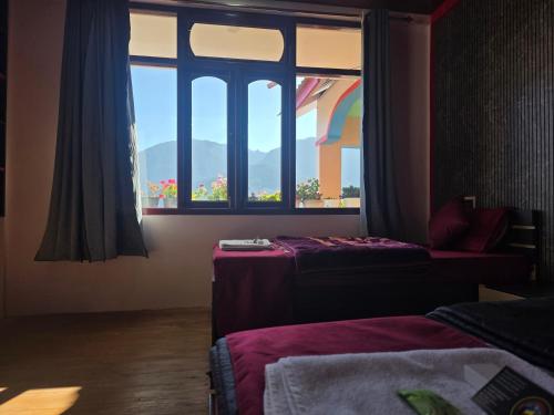 Giường trong phòng chung tại Pemago Homesaty