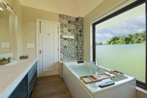 Ένα μπάνιο στο Melhor Stays Villa - L-M109 Luxury 5BHK villa with Private pool, Anjuna