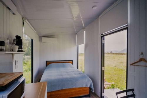 Giường trong phòng chung tại The Coast 2 by Tiny Away