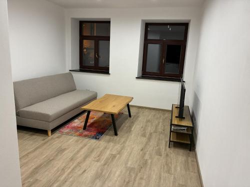 een woonkamer met een bank en een salontafel bij U Radnice Šumperk in Šumperk