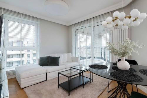 Elegant Apartment with Parking Space and Balcony by Noclegi Renters
