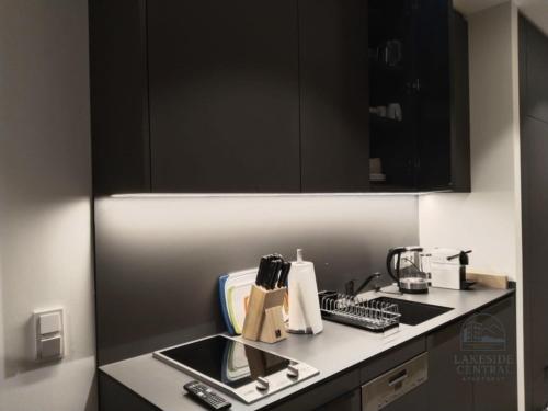 Кухня или мини-кухня в Lakeside Central Apartment Wörthersee
