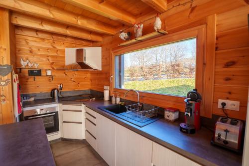 Kuchyň nebo kuchyňský kout v ubytování Évasion jurassienne, séjour cosy bois