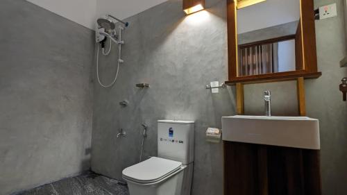 ein Badezimmer mit Dusche, Toilette und Waschbecken in der Unterkunft Bright house in Tangalle