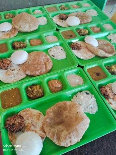 ein grünes Tablett mit Eiern und anderen Lebensmitteln in der Unterkunft Divine stays in Kuilapayam