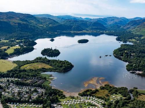 een luchtzicht op een meer in de bergen bij Garth Cottage in Threlkeld
