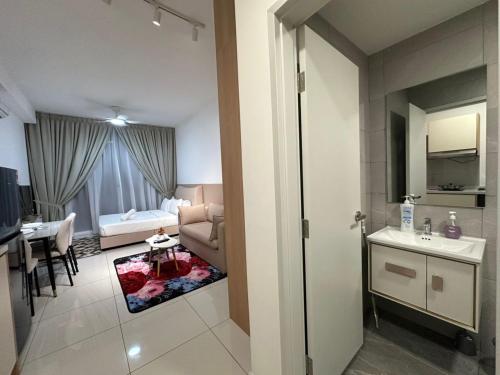 un soggiorno con un divano e un tavolo in una stanza di Golden Triangle Suites klcc By Majestic a Kuala Lumpur