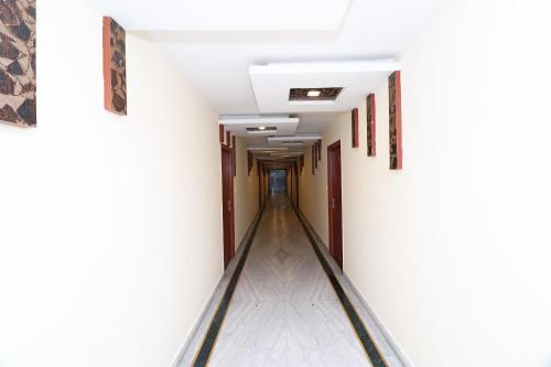 ein leerer Korridor eines Gebäudes mit einem langen Gang in der Unterkunft Hotel O Paradise in Rāiwāla