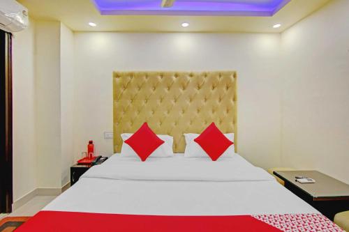 Postel nebo postele na pokoji v ubytování Hotel O shine & cafe