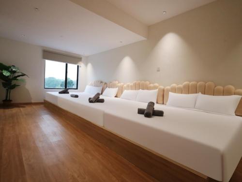 En eller flere senge i et værelse på 23Pax Lagoo Water Park 5km form Custom