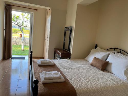 エピダウロス古代劇場にあるΤο Είδωλονのベッドとタオル2枚のある寝室