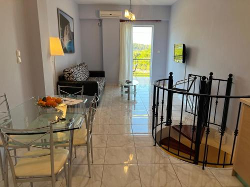 エピダウロス古代劇場にあるΤο Είδωλονのリビングルーム(ガラステーブル、ソファ付)