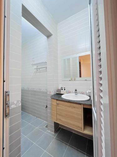 a bathroom with a sink and a shower at Chiri Homestay in Thôn Trường Giang