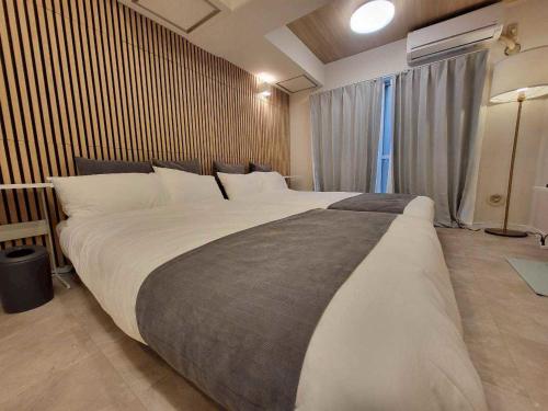 a bedroom with a large bed in a room at プレアデス皆実 in Hiroshima