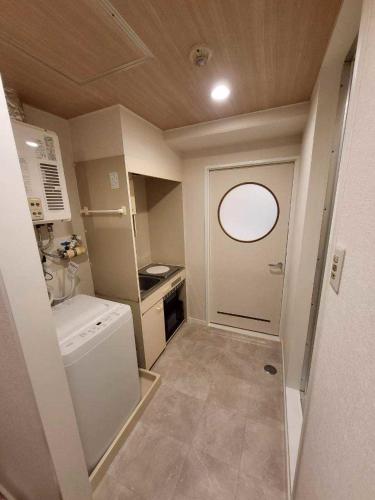 a small kitchen with a sink and a window at プレアデス皆実 in Hiroshima
