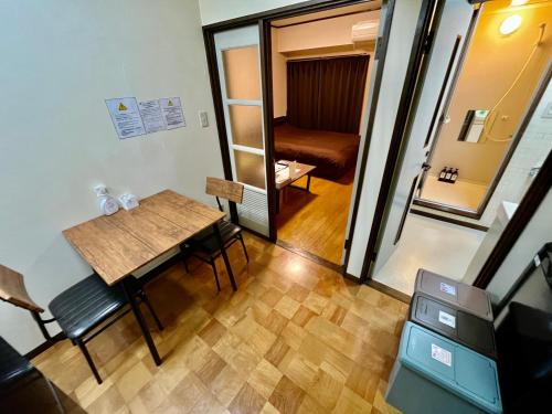 ein kleiner Raum mit einem Tisch und einem Spiegel in der Unterkunft Stay Plus Sophia in Utsunomiya