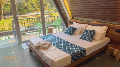 Postel nebo postele na pokoji v ubytování Mountain Woods Farmstay, Khopoli Pure Veg