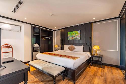 Postel nebo postele na pokoji v ubytování Aaron Riverview Hotel