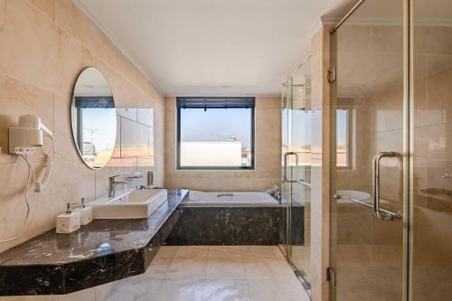 Koupelna v ubytování Aaron Riverview Hotel