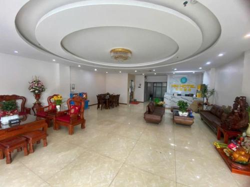 ein großes Wohnzimmer mit Sofas und Tischen und einer Decke in der Unterkunft HN Hotel Bắc Ninh in Bắc Ninh